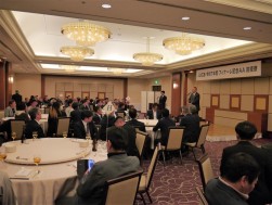 盛大に前夜祭パーティーを開催した