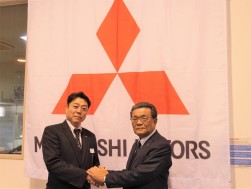 出口理事長と九州三菱・牟田社長が固い握手を交わした