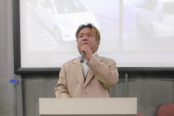 セリ前にあいさつを述べる貫名流通委員長