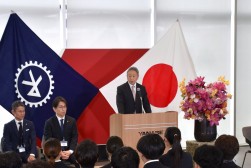 入社式で森田社長が新入社員に訓示