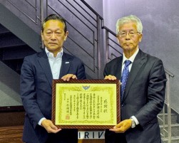 感謝状を手にする伊藤社長（左）