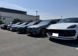 「MB正規ディーラーコーナー」に良質車が並ぶ