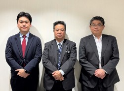 左から伊藤忠商事・村井チームリーダー、アイチコーポレーション・石井取締役、いすゞユーマックス・石本本部長補佐　※文中の肩書は３月現在