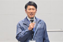 セリ前にあいさつを述べる久保会場長代行