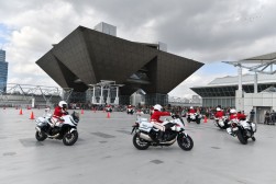 警視庁 白バイ隊クイーンスターズのドリル走行