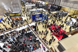 会場は多くの来場者で賑わっていた