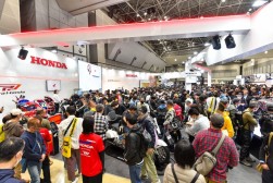 最新モデルの展示ブースは特に人だかりができていた