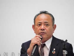 喜納智春流通委員長が来場者に感謝の気持ちを伝えた