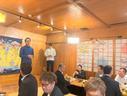 前夜祭であいさつを述べる仲田理事長