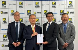 左から荒井商事 増井哲執行役員、同 荒井亮三社長、国連ＷＦＰ協会 青木創事務局長、同協会 安藤公秀エキスペリエンツ・ボランティア