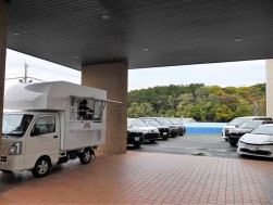 会場正面玄関前にはキッチンカーが出店