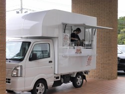 キッチンカーが来場会員にクレープを振る舞った