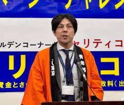 あいさつに立つ澁谷部会長