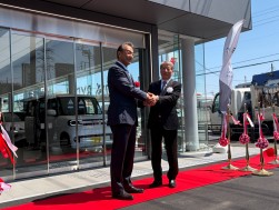 BYD Auto Japanの東福寺厚樹社長とADVANCE の相川政二社長が挨拶とテープカットを行った