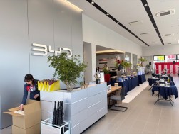 白を基調とした清潔感のあるショールーム