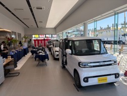 ショールーム内には4台の車両を展示可能だ