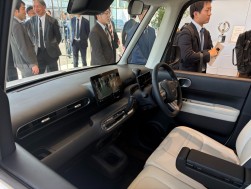 発売前のモデルということもあり、多くの関係者の注目を集めていた