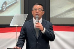 セリ前にあいさつを述べる柘植取締役