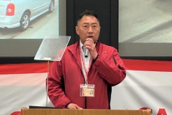 あいさつを述べる村上会場長