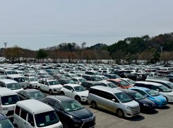 出品車がヤードを埋め尽くす