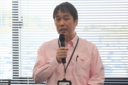 セリ前にあいさつを述べる丹羽会場長