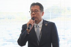 セリ前にあいさつを述べるTAA中部の新井会場長