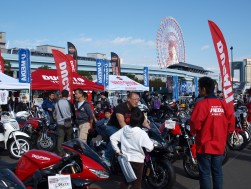 輸入バイクに多くの、多様なユーザーが見入る