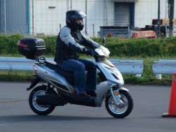 電動バイクの試乗。スムーズさと静粛性への新鮮な驚きに、コースを戻ってくるとき大抵笑みがこぼれている。