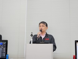 あいさつに立つ大久保会場長