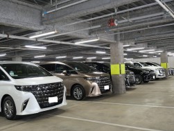 ずらりと並ぶ高級車