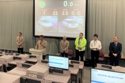 あいさつを述べる貫名流通委員長