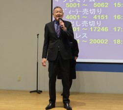 来場会員に謝辞を述べる佐藤社長