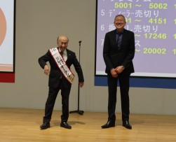 栗原流通委員長へリレーのたすきが手渡された