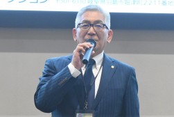 あいさつを述べる相宮理事長