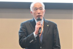 来賓を代表してあいさつを行うＪＵ中部・奥村会長