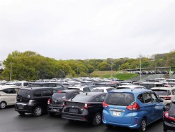 会場内ヤードは整然と出品車が並び、来場者駐車場も十分確保