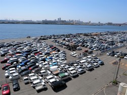 中古車輸出ヤードには多くの中古車が集まり船を待つ状況だが、見通しは立てづらい