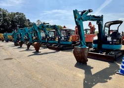 多数のショベルが並ぶ