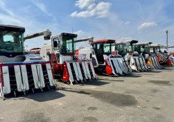 農機も充実、コンバインが多数並ぶ