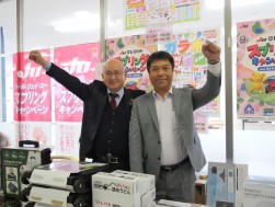 肩を組む、両県の金融委員長（左）JU広島　澤田秀樹金融委員長（右）JU島根　柳浦公治金融委員長