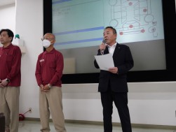 あいさつに立つ藤木英男社長