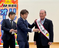 吉沢流通委員長が神保理事長にリレーの「たすき」託す