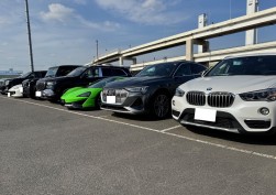 バラエティに富んだ出品車が並ぶ