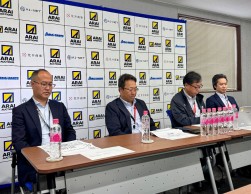 4月14日、記者会見に臨む（左から）増井執行役員、尾籠取締役カンパニー超、山口執行役員、小林営業統括部長