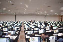 早朝から多くの会員が来場した