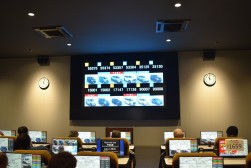 圧巻の１２レーンが表示されるセリ会場モニター