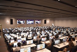 早朝から多くの会員が訪れた
