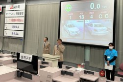 セリ前にあいさつを述べる貫名流通委員長