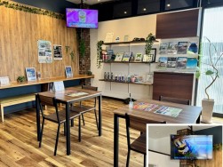 サービス対応はカフェ風の店内で（右下写真：ピットモニターを備え安心を提供）