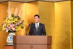あいさつを述べる加藤会長・理事長